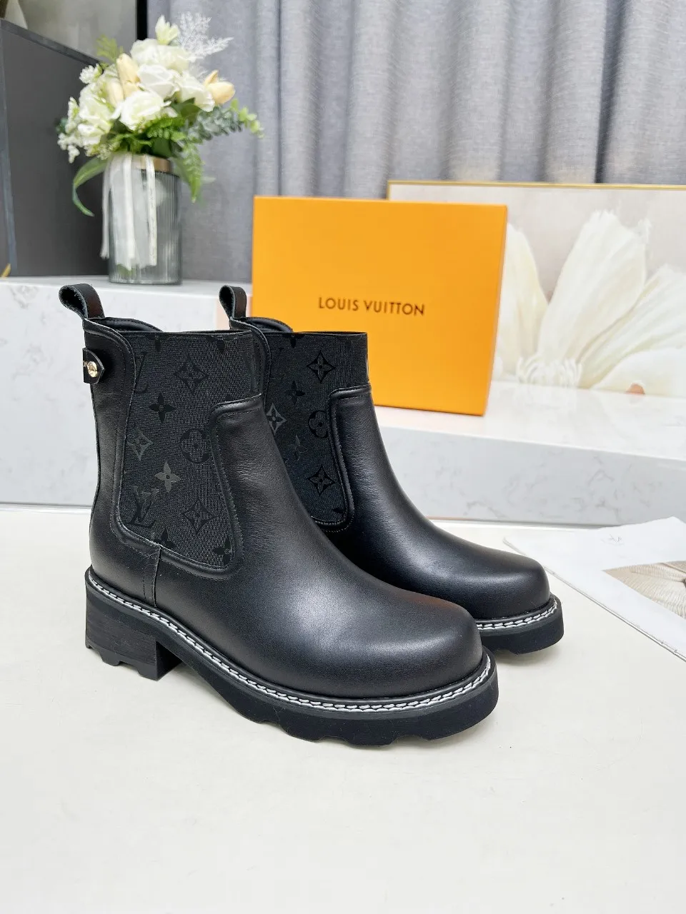 👟👟Ex-factory price 560👟👟Louis Vuitton 2024 autumn and winter high-end customization, major celebrity and Internet celebrity catwalk style, century-old classic, exquisite craftsmanship, comfortable on the feet. This LV Beaubourg ankle boot has a smooth calf leather body with handsome style and soft elements, and the Monogram patterned elastic side panel embodies the style of Chelsea boots. Paired with a thick yet lightweight micro outsole. Dazzling studs, a Louis Vuitton embossed leather label and plain stitching around the welt add to the sophisticated details. Fabric: Full-grain cowhide Lining: Cowhide Color: Black Brown Code number 35 to 40 (41 and 42 can be customized and non-returnable) Bosses are welcome to make orders